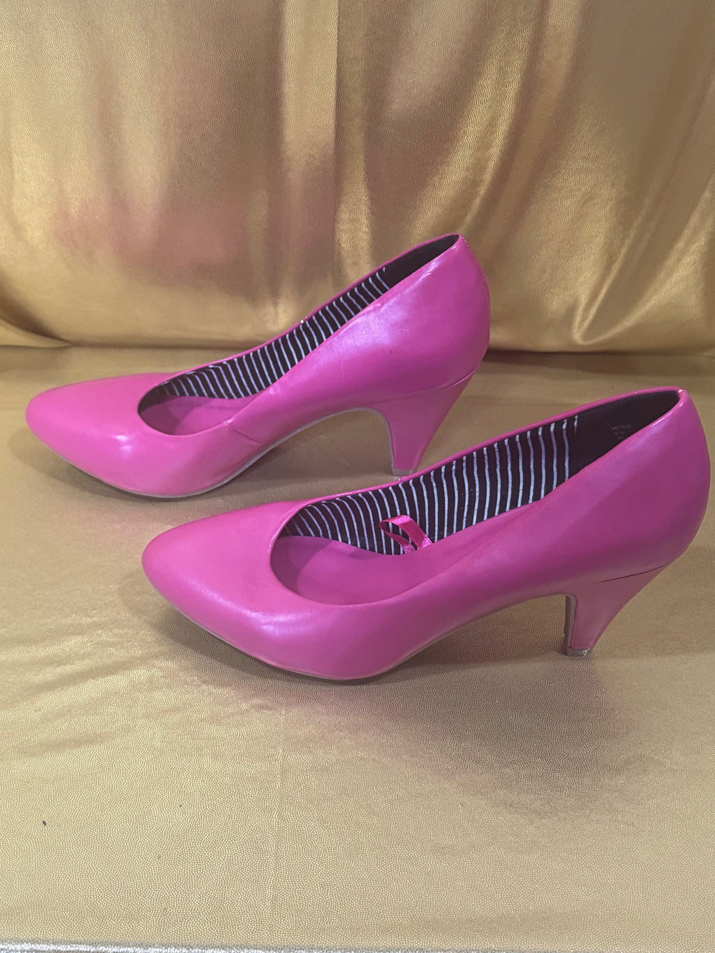 Material Girl Hot Pink Kitten Heels – Size 8.5