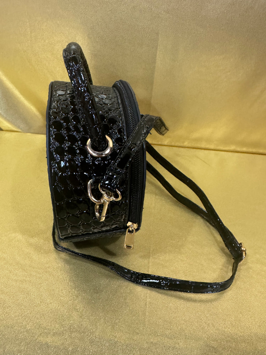 Vintage Vibe Black Croc-Embossed Round Crossbody Bag