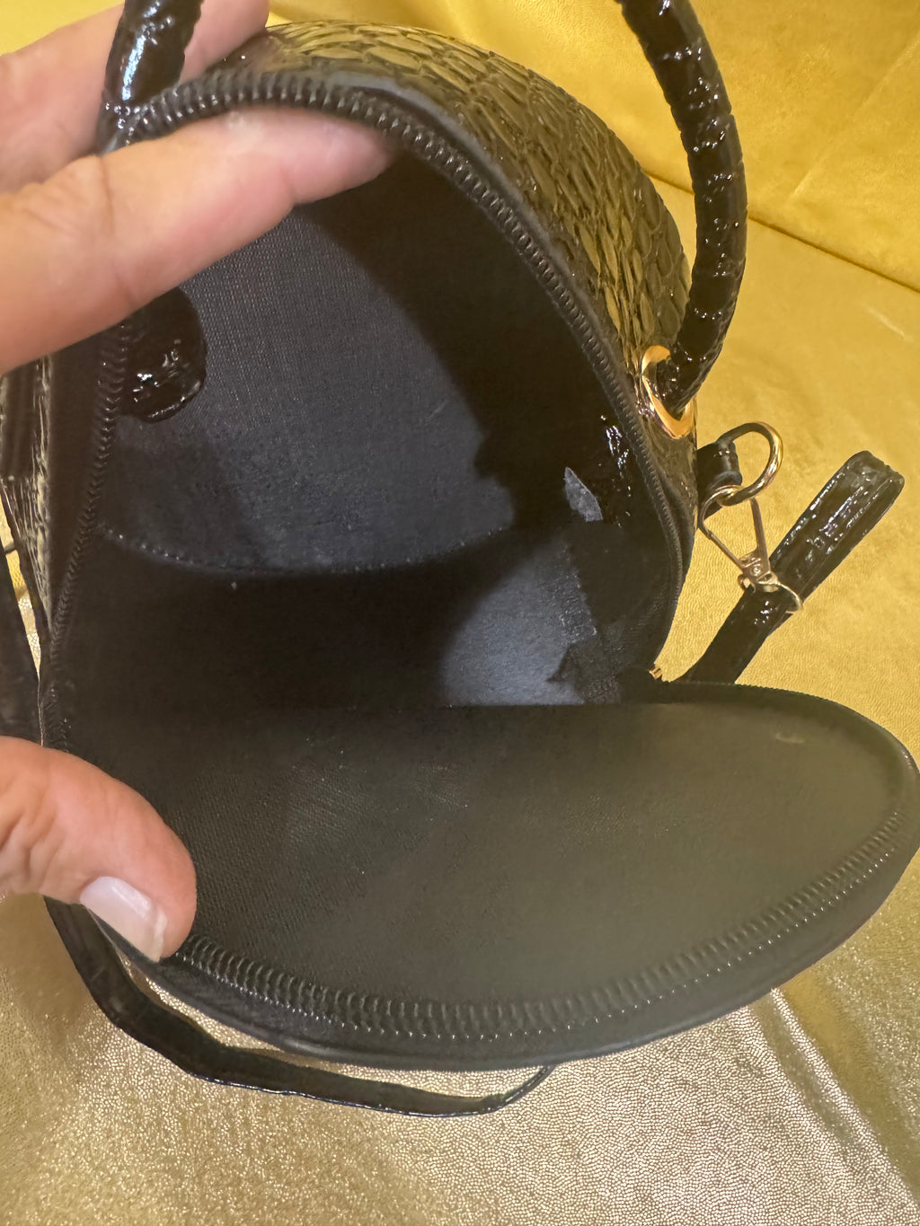 Vintage Vibe Black Croc-Embossed Round Crossbody Bag