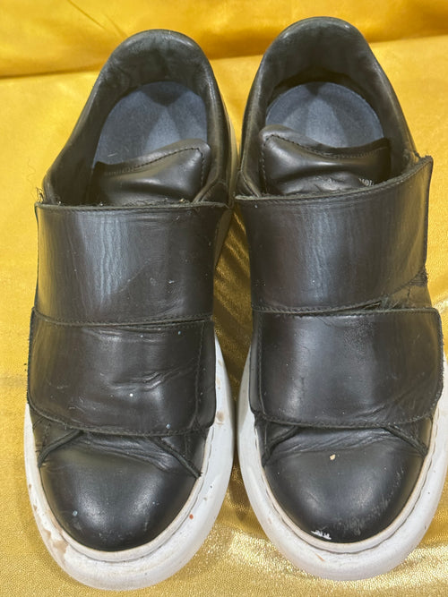 Authentic Alexander McQueen Black Leather Oversized Grip-Strap Platform Sneakers - Size 37