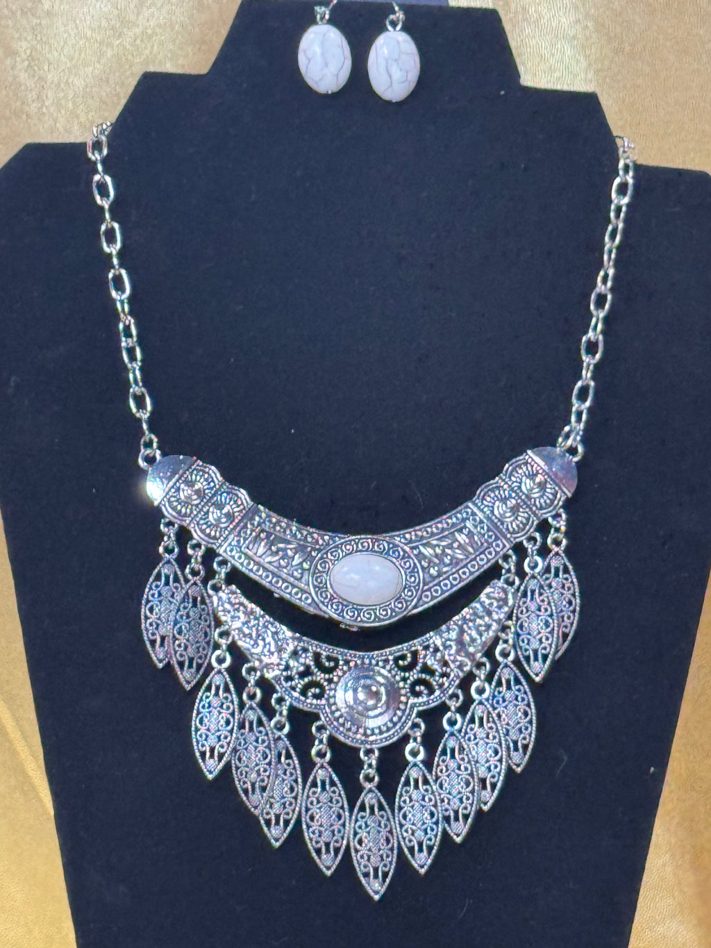 Paparazzi "Island Queen" statement necklace and matching earring set