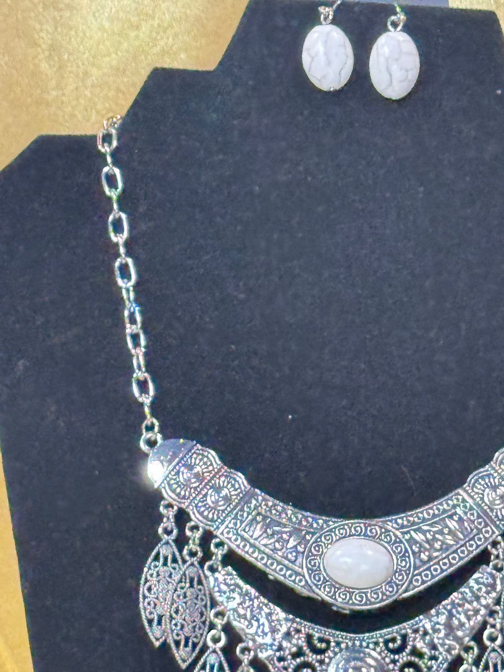 Paparazzi "Island Queen" statement necklace and matching earring set