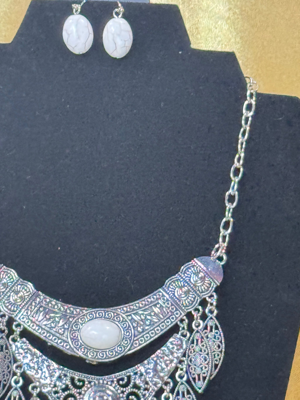 Paparazzi "Island Queen" statement necklace and matching earring set