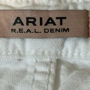 B-253 Ariat NWT White Distressed Ultra High Rise Tomboy Wide Leg Cropped Jeans‎
